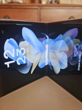 Samsung Galaxy Z Flip4 — White and Black Label Detail